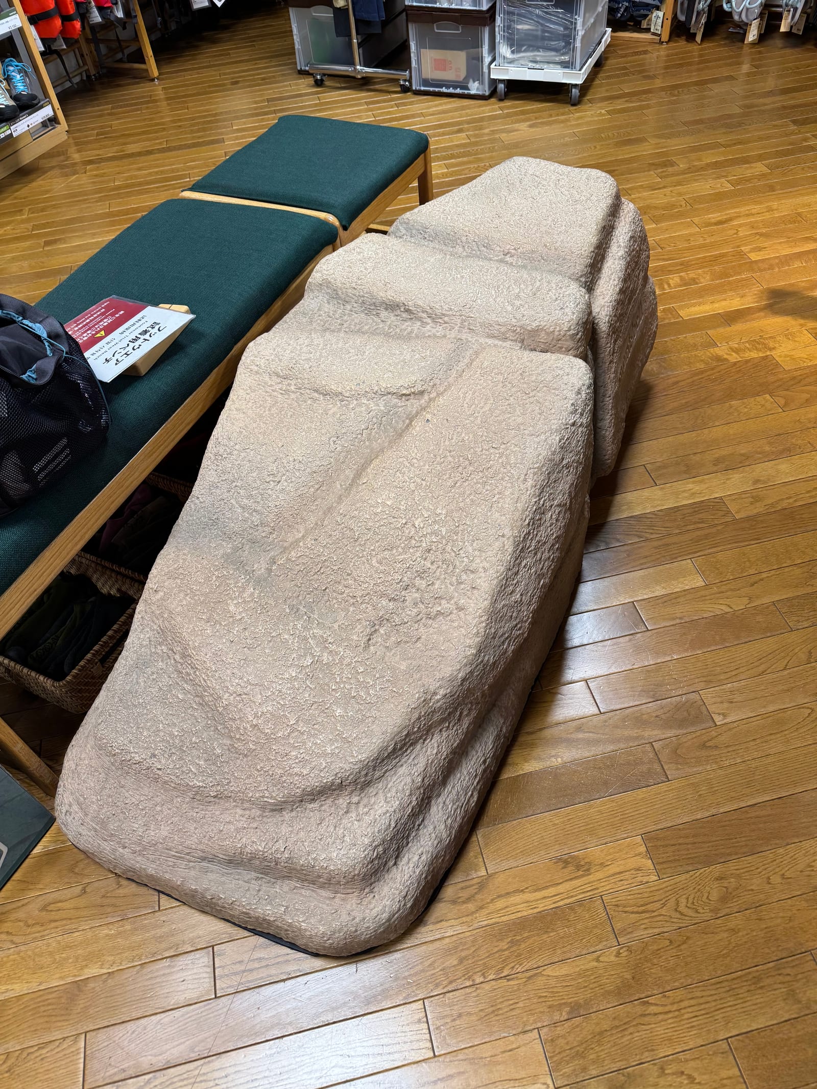 등산화 섹션에 위치한 거대한 가짜 암석. 한 일본 어머님이 실제로 등산화 신고 오르락 내리락 하며 접지력을 테스트하고 계셨다.