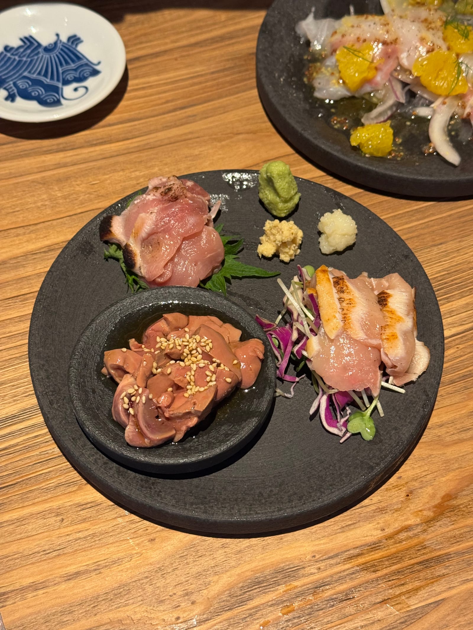 닭 사시미. 생강, 와사비와 곁들여 먹는 간과 다리살, 가슴살이 모두 맛있었다.