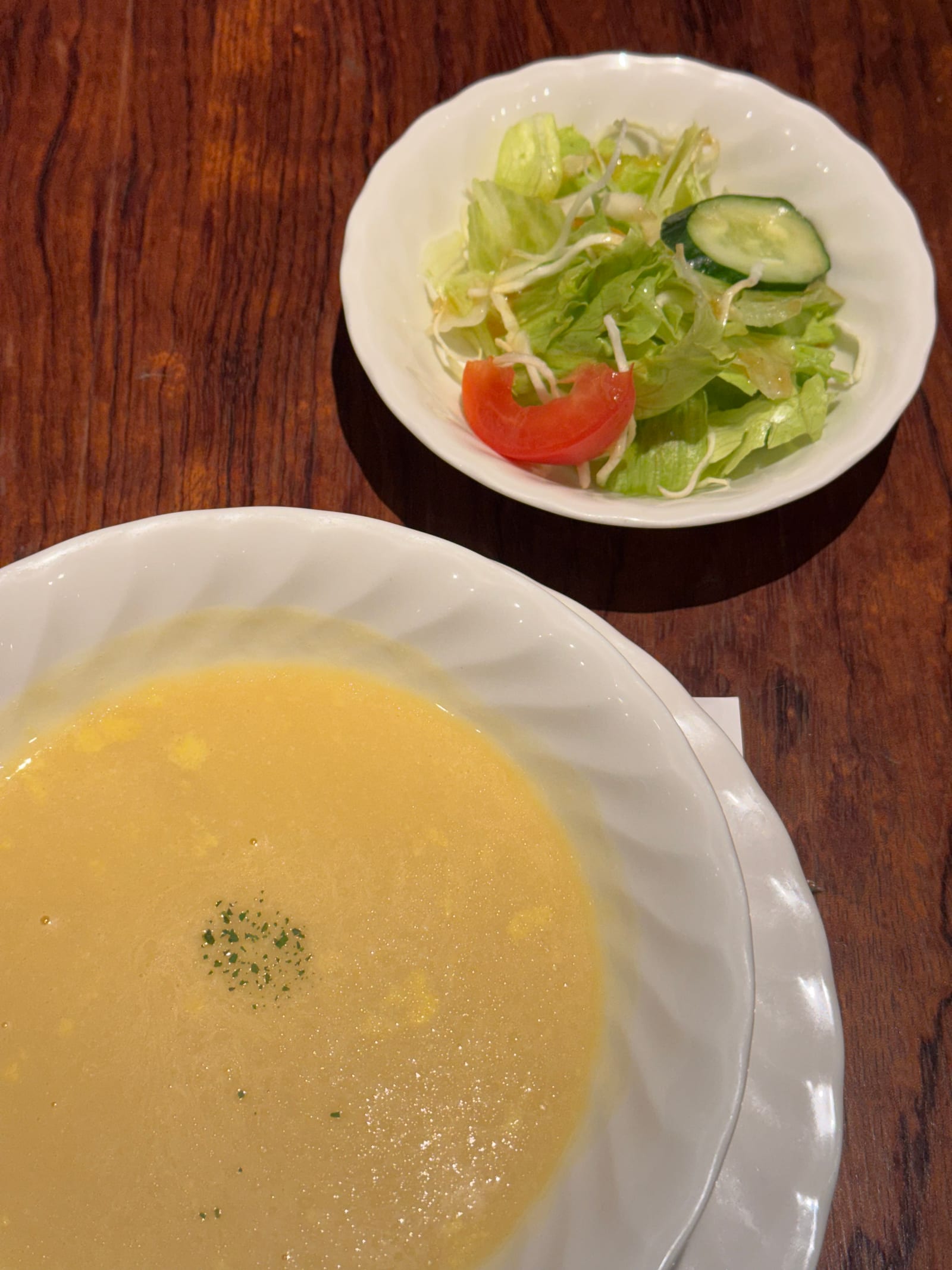 종업원의 능숙한 업셀링에 낚여 홀린 듯이 세트로 주문. 그런데 샐러드도 수프도 맛있어서 만족했다.