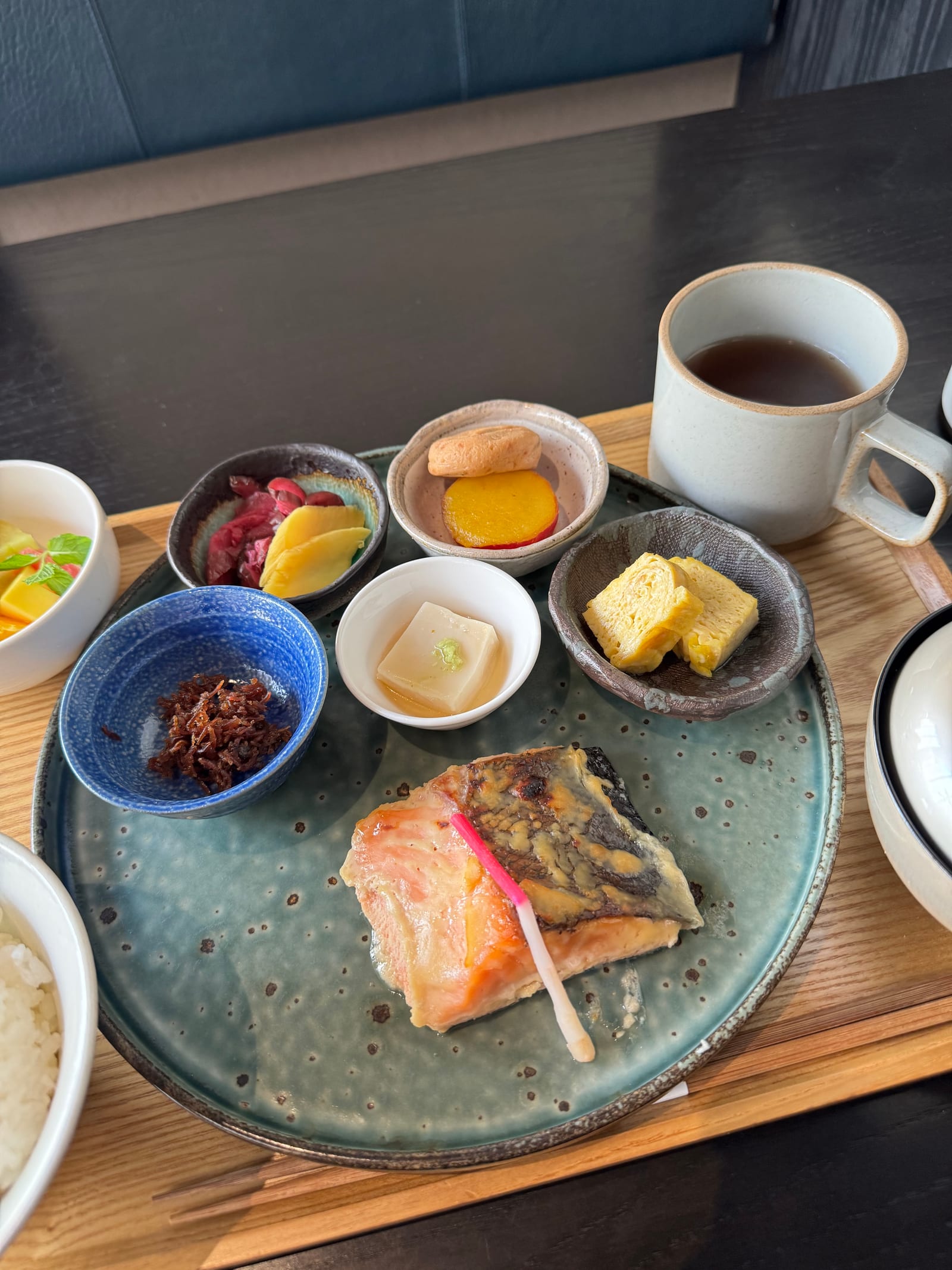 미소 된장을 발라 구운 연어 구이와 함께 절임 반찬들, 그리고 밥과 장국이 나온다. 하나하나 너무 맛있고 간도 잘 되어있어서 즐겁게 먹었다. 