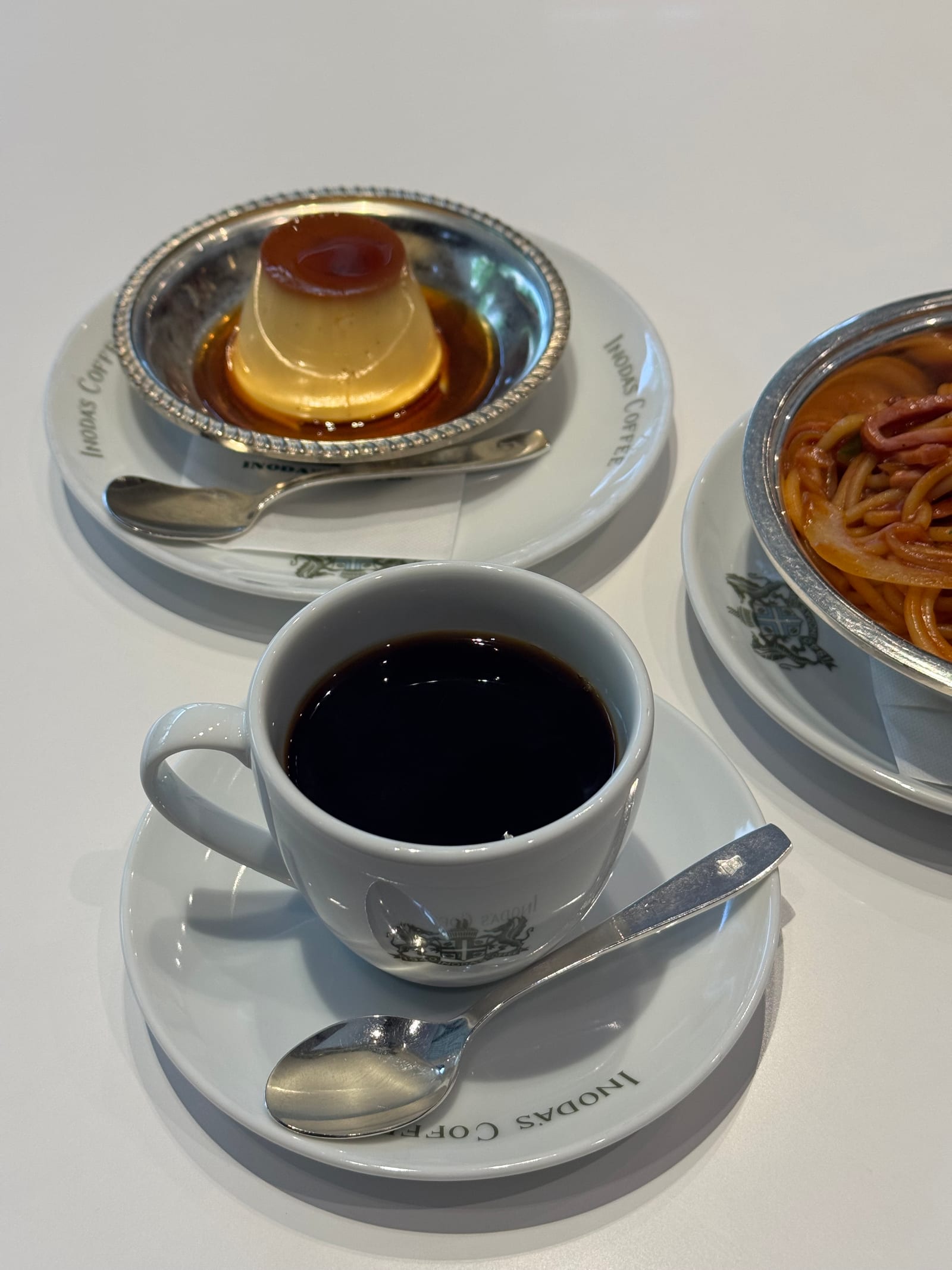 커피는 독사진이라기에는 좀 민망.